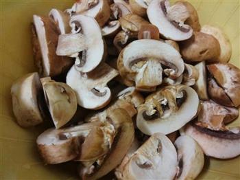 蘑菇青豆炒腊肠的做法图解2