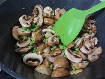 蘑菇青豆炒腊肠的做法图解7