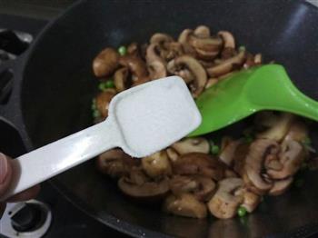 蘑菇青豆炒腊肠的做法图解8