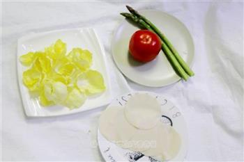 炒饺子皮蔬菜面片的做法步骤1