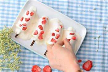 草莓碎脆皮香蕉雪糕的做法图解4