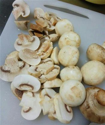 白蘑菇炒卷心菜的做法步骤2