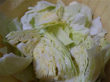 白蘑菇炒卷心菜的做法步骤3