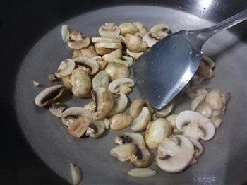 白蘑菇炒卷心菜的做法步骤5