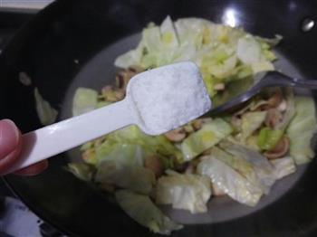 白蘑菇炒卷心菜的做法步骤7