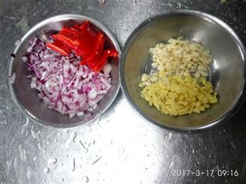 咖喱土豆焖鸡的做法图解1