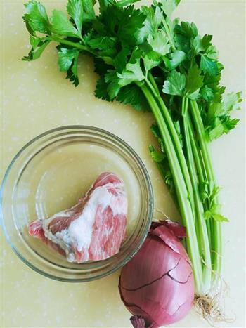 芹菜洋葱炒肉的做法步骤1