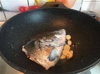 刀鱼馄饨鱼头汤的做法步骤2