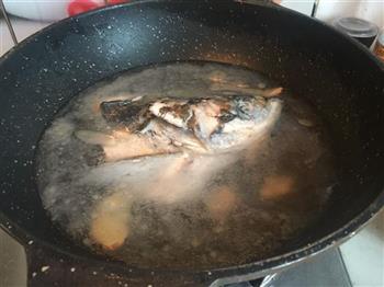 刀鱼馄饨鱼头汤的做法步骤3