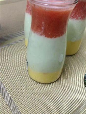 彩虹酸奶果汁的做法图解4