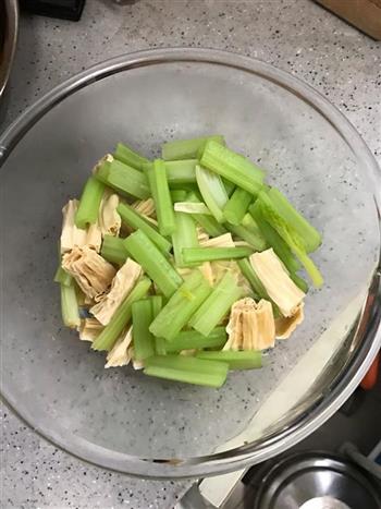 凉拌芹菜腐竹的做法步骤4