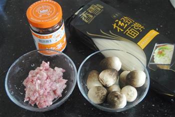 沙茶草菇肉酱面的做法步骤1