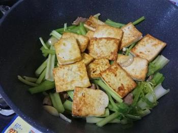 芹菜烩客家煎豆腐的做法步骤10