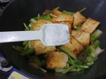 芹菜烩客家煎豆腐的做法步骤11