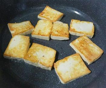 芹菜烩客家煎豆腐的做法步骤3