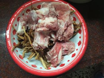 猪舌茶树菇汤的做法图解1