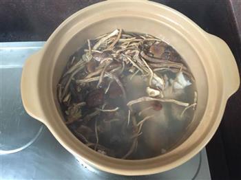 猪舌茶树菇汤的做法图解2