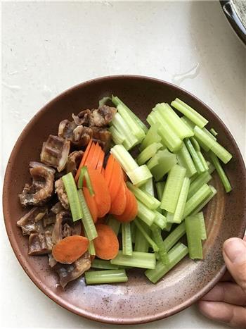 千叶豆腐炒芹菜的做法步骤1