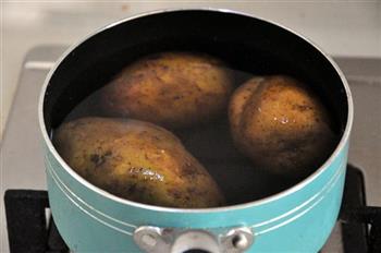 芝士焗香肠土豆泥的做法步骤2
