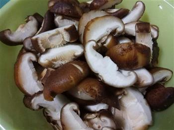 腊肠香菇烩红薯粉的做法图解4