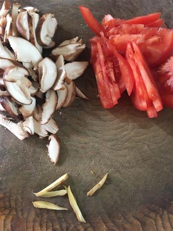 香菇西红柿牛肉汤的做法步骤3