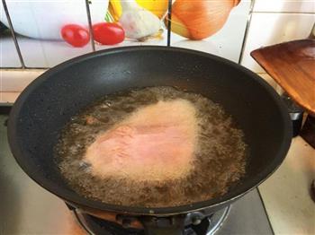 青椒羊肚菌炒松板肉的做法步骤3