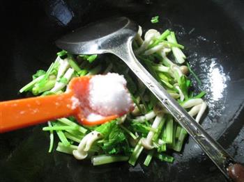 蟹味菇炒芹菜的做法图解6