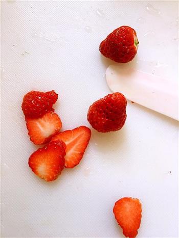 薄荷草莓奶昔的做法图解3