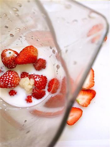 薄荷草莓奶昔的做法图解4