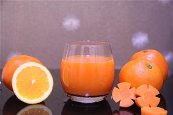 鲜榨胡萝卜橙汁的做法图解4