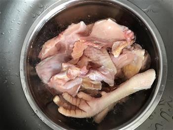 大骨鸡炖红蘑的做法图解2