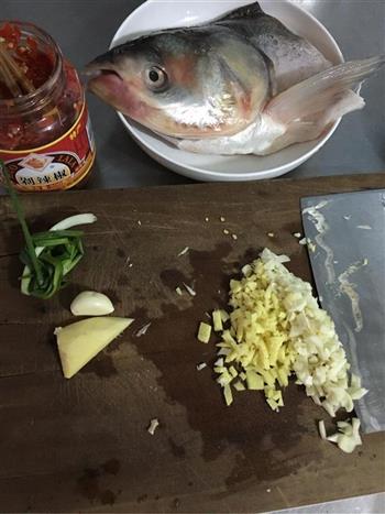 剁椒鱼头的做法步骤1