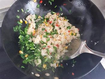 韭菜玉米炒饭的做法图解7