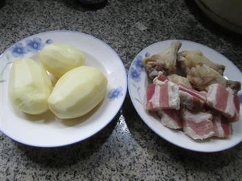 咸肉鸡翅根煮土豆的做法图解1