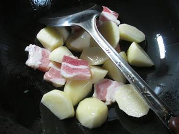 咸肉鸡翅根煮土豆的做法图解3