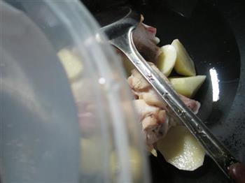 咸肉鸡翅根煮土豆的做法图解4