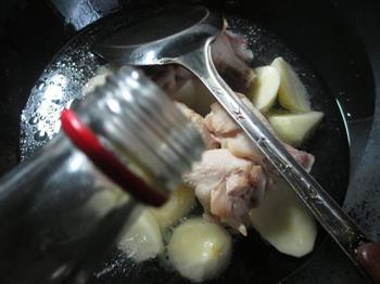 咸肉鸡翅根煮土豆的做法图解5