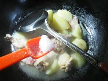咸肉鸡翅根煮土豆的做法图解7