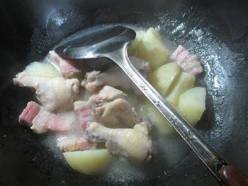咸肉鸡翅根煮土豆的做法图解8