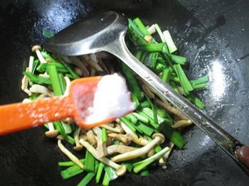韭菜五花肉蟹味菇的做法图解6