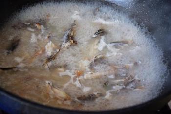辫子鱼炝锅面的做法步骤5