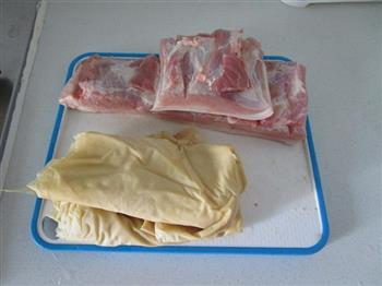 百叶结红烧肉的做法步骤1