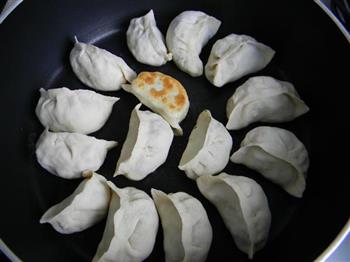 苣荬菜水煎饺的做法步骤10