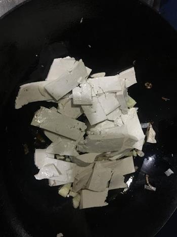 咸肉河蚌豆腐煲的做法图解2