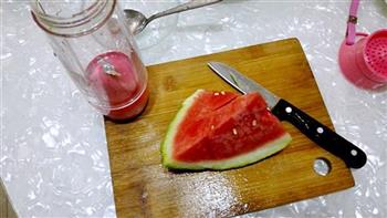 鲜榨西瓜汁的做法步骤1