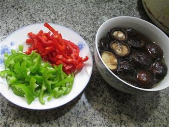 双椒炒香菇的做法步骤1