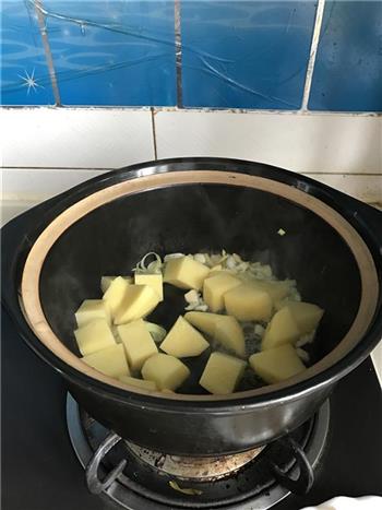 牛蹄筋炖土豆的做法步骤7