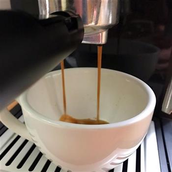 简单拉花咖啡的做法步骤4