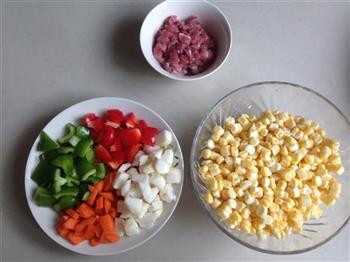 玉米青红椒炒肉丁的做法步骤1