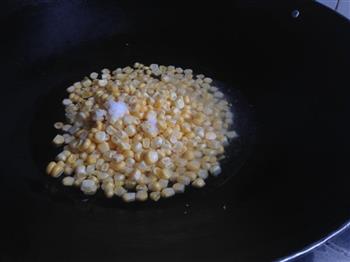 玉米青红椒炒肉丁的做法步骤3